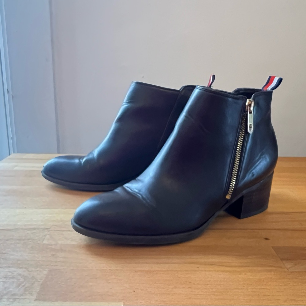 Tommy Hilfiger Brown Ankle Ruthee Boots with Gold Zipper | Used | Size 7M